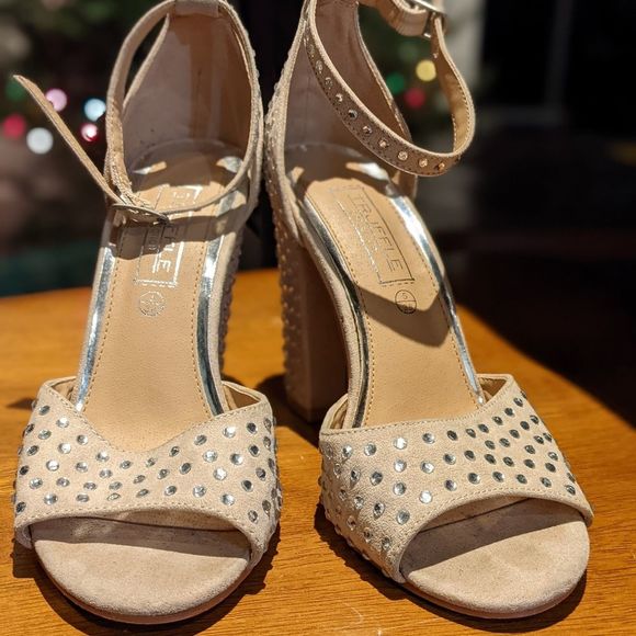 💥Sale💥Truffle Collection women's sz 7 embellished block heels with ankle strap - Picture 4 of 8